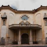 � lui ad aprirci le porte del maestoso edificio color ocra che si staglia in corso Alcide de Gasperi, non lontano dalla centralissima piazza Arcangelo Sacchi